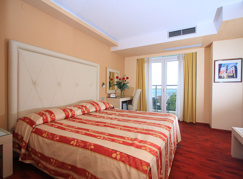 Grand Hotel Parkcroatiaredbedrrom.jpg