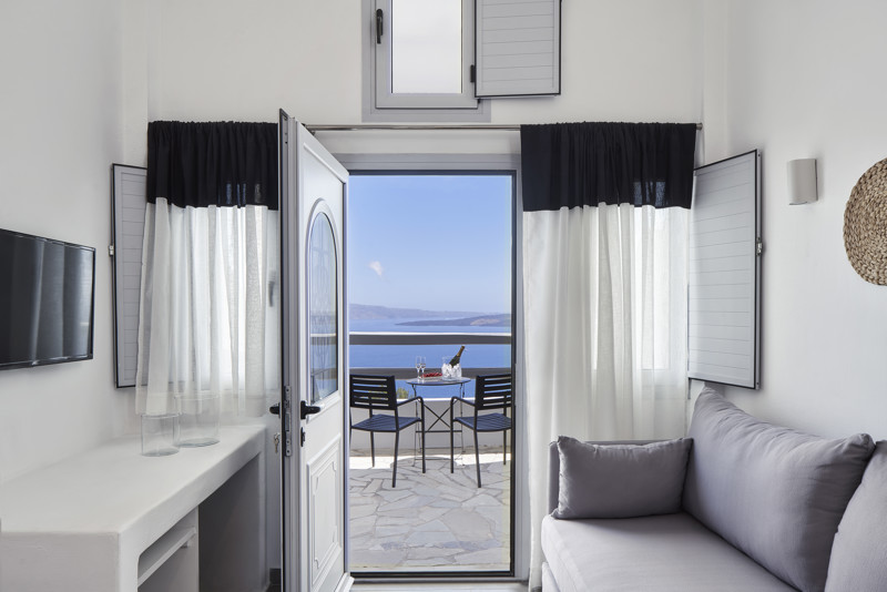 Mr and Mrs White. Family suite with caldera view