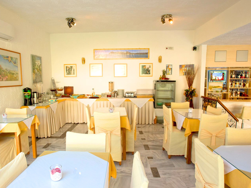 Dining Area in Neos Ikaros